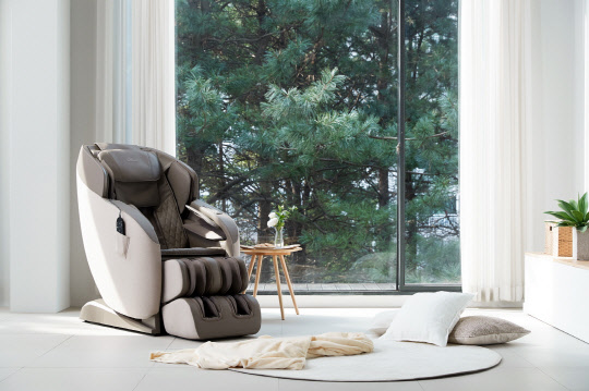 SK매직이 지난 4월 선보인 소파형 고급 안마의자. <SK매직 제공>